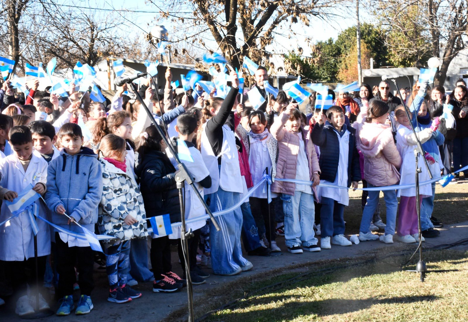 Las Parejas celebró el Día de la Bandera con un emotivo acto