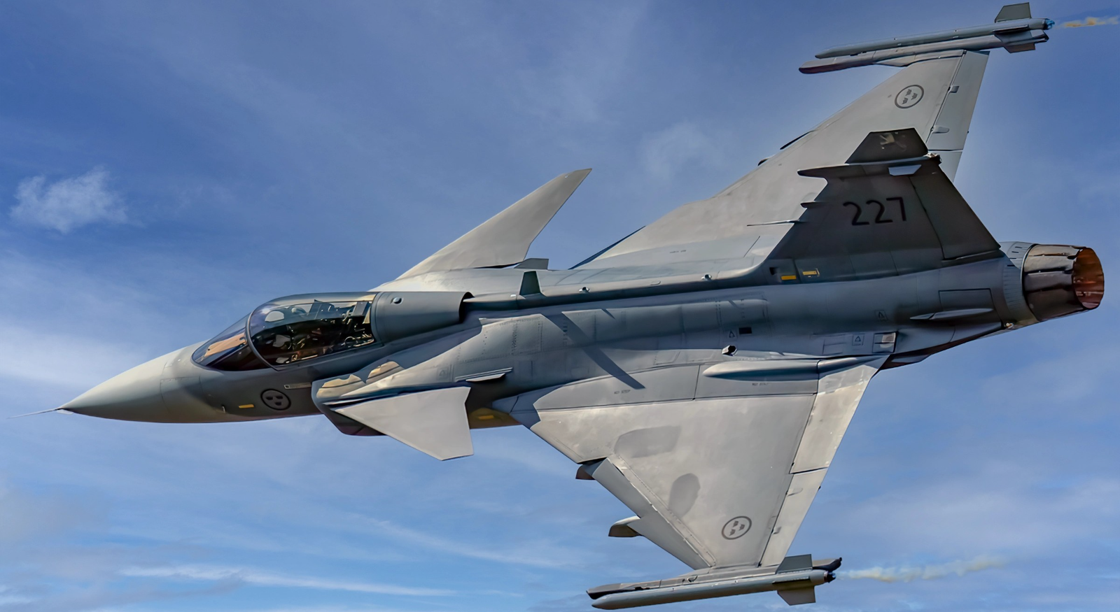 Petro desmiente oferta de aviones chinos y confirma compra de Gripen para Colombia