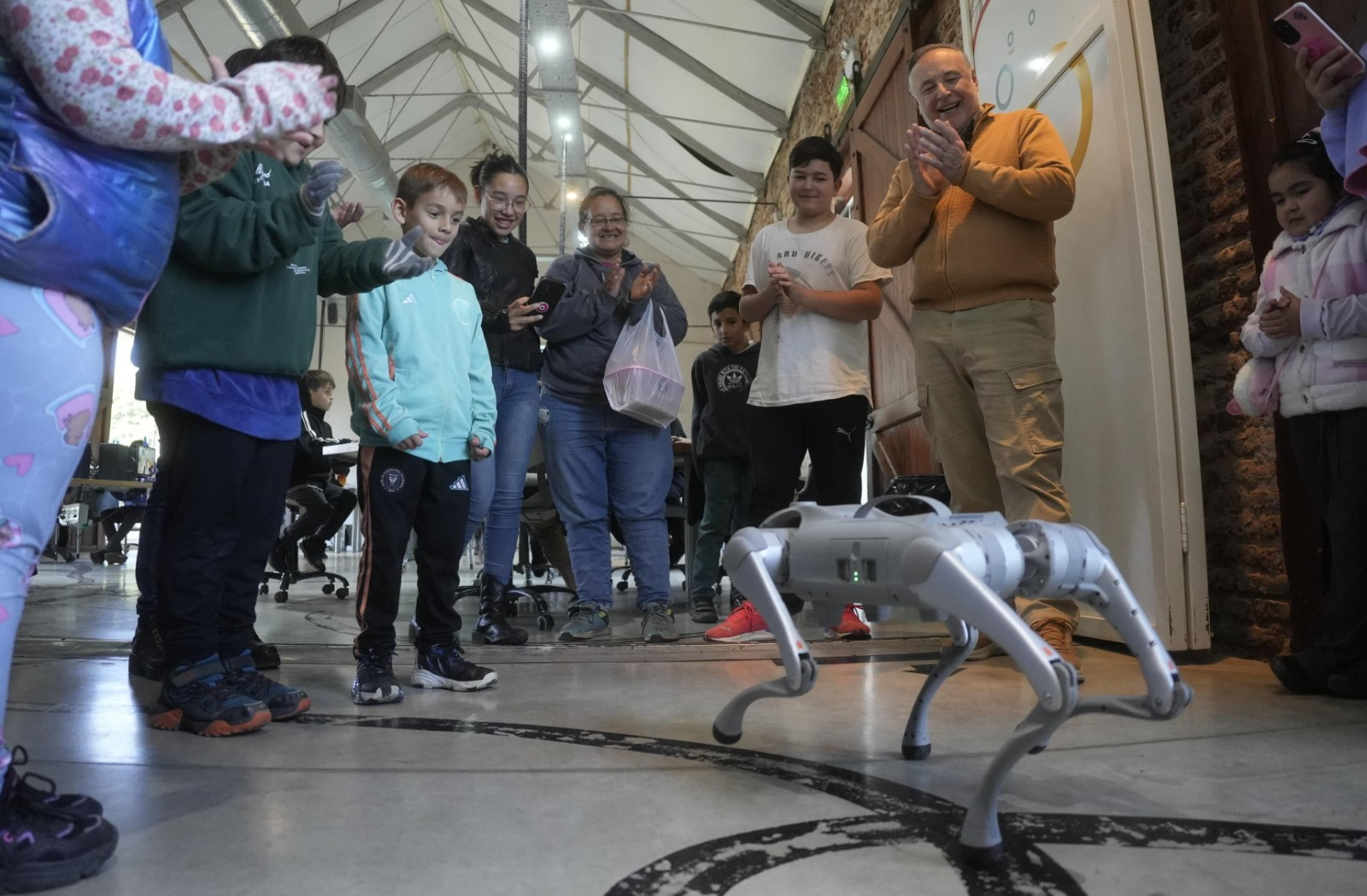El Municipio incorporó a “Lassiteca”, un perro-robot con inteligencia artificial