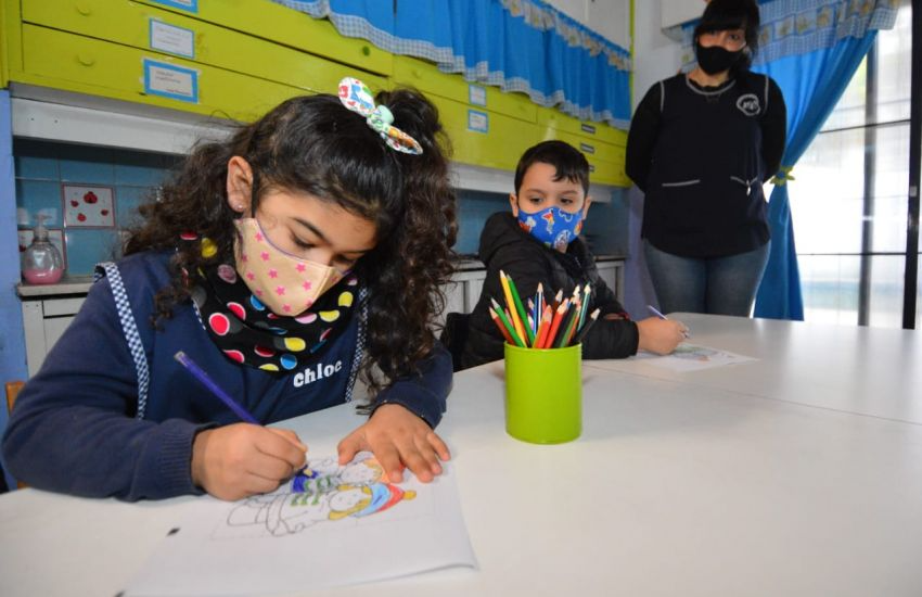 Santa Cruz retoma las clases presenciales con controles sanitarios tras la alerta por sarampión