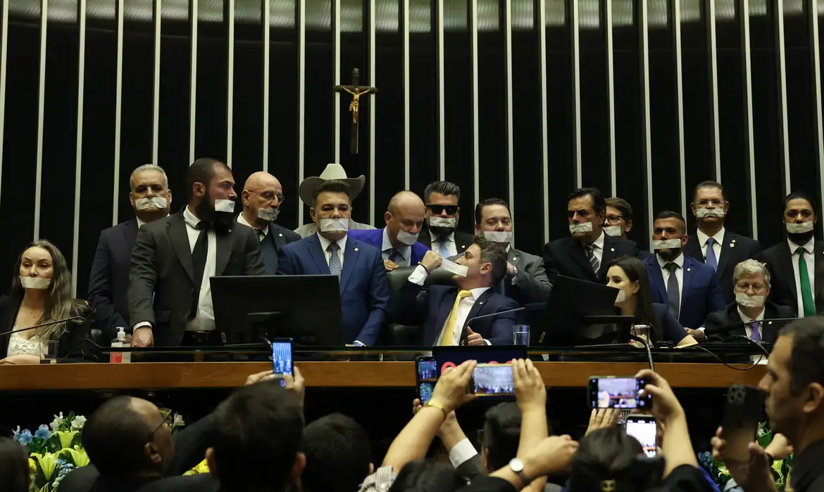 Oposição ocupa plenários no Congresso Nacional e obstruem trabalhos legislativos