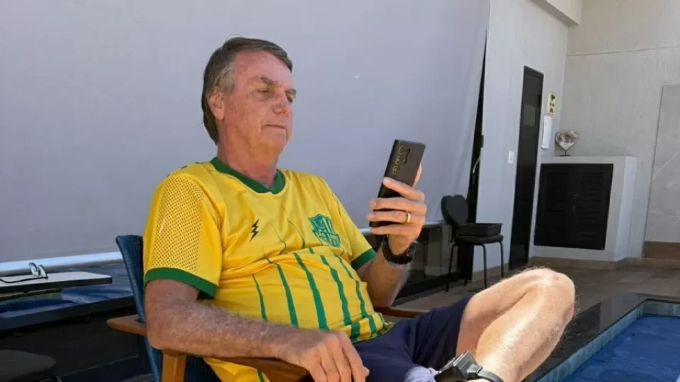 Pesquisa aponta que 51% dos brasileiros aprovam a pisão domiciliar de Bolsonaro