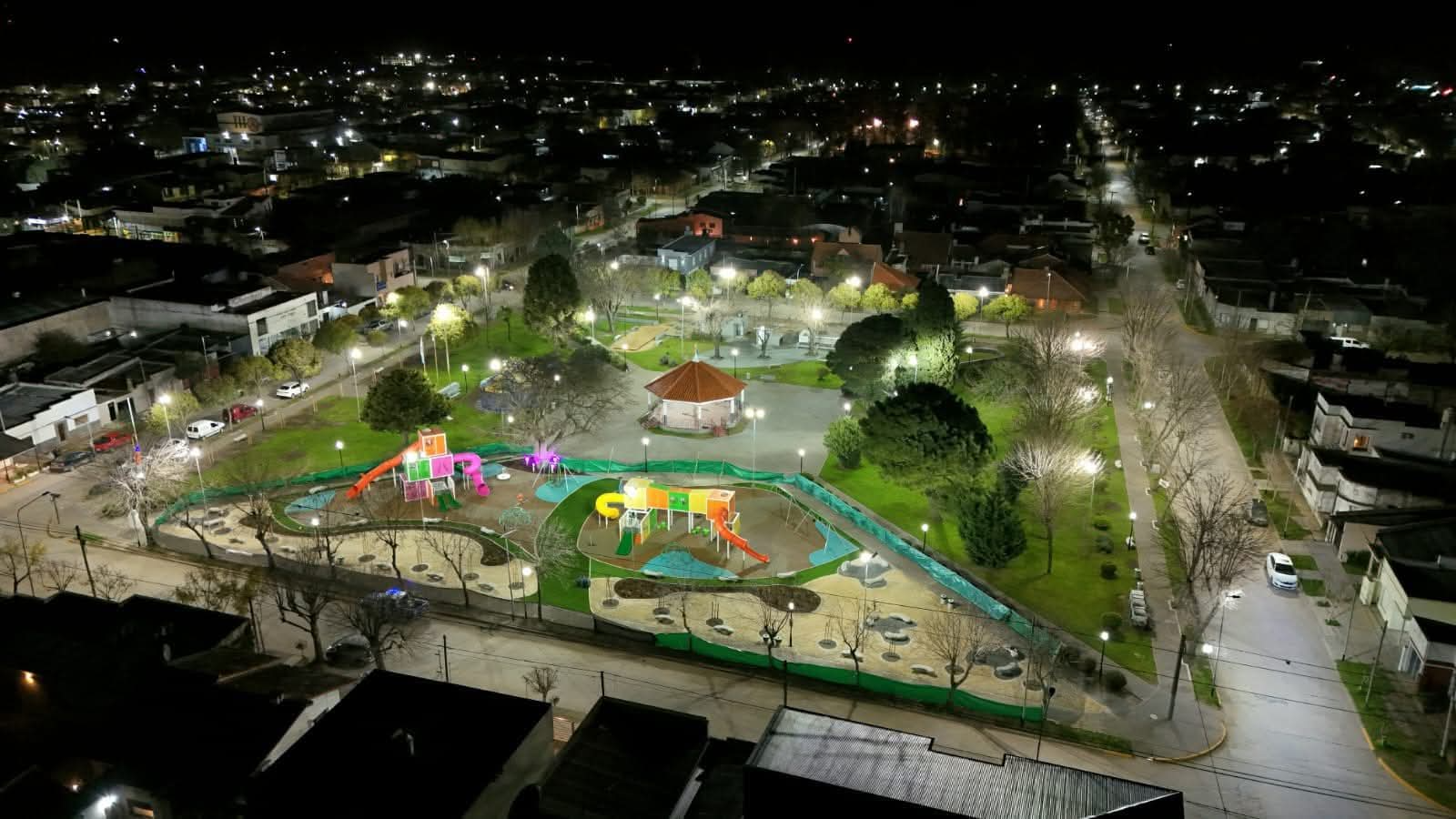 Las plazas y espacios verdes de la ciudad de Dolores, cada día más lindos para disfrutar en familia