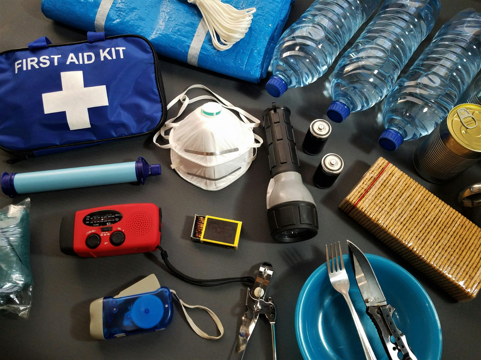 Cómo preparar un kit de emergencia en casa ante tormentas fuertes y cortes de luz