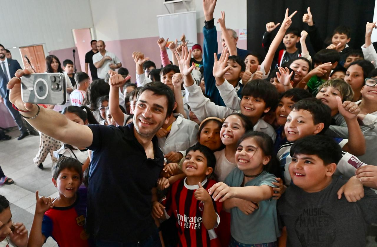 Torres entregó tablets y anunció más conectividad para escuelas de toda la provincia
