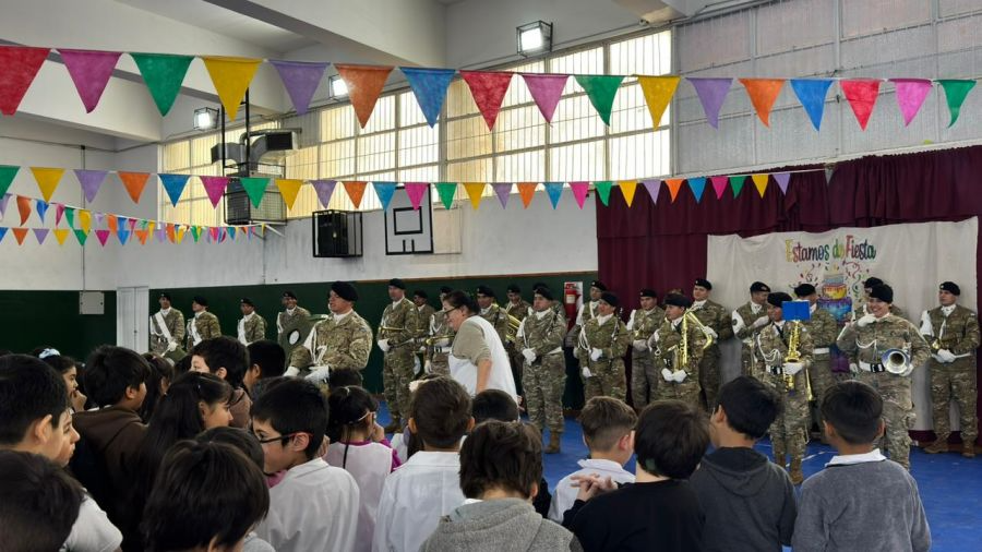 La Provincia lleva miniconciertos patrióticos a escuelas de Río Gallegos