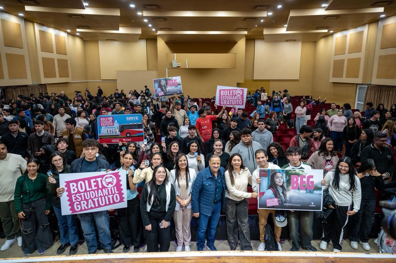 Quintela entregó 3.000 boletos gratuitos para estudiantes de la UNLaR