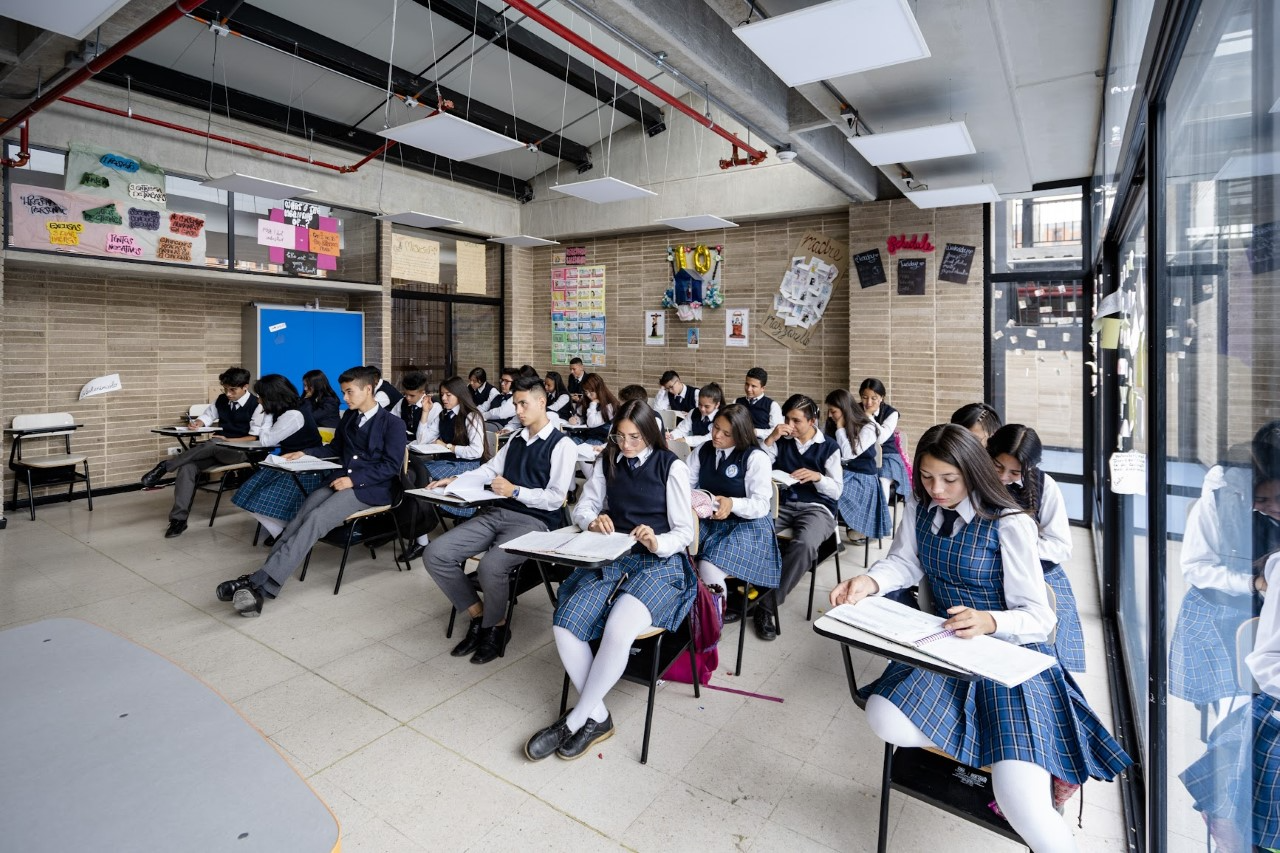 Colegios privados en Colombia enfrentan pérdida de docentes por caída en matrículas