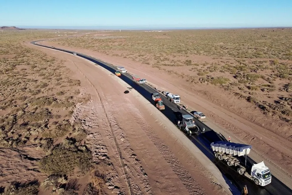 Ruta 7 en Neuquén: avanza la pavimentación clave para conectar Vaca Muerta