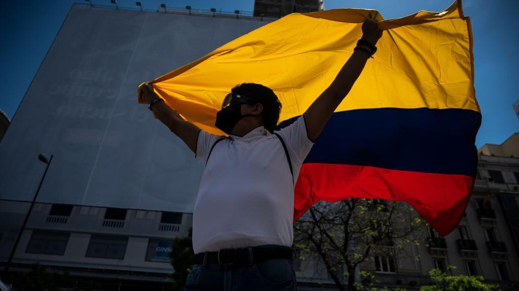 Por qué miles de colombianos siguen emigrando pese a la mejora económica del país