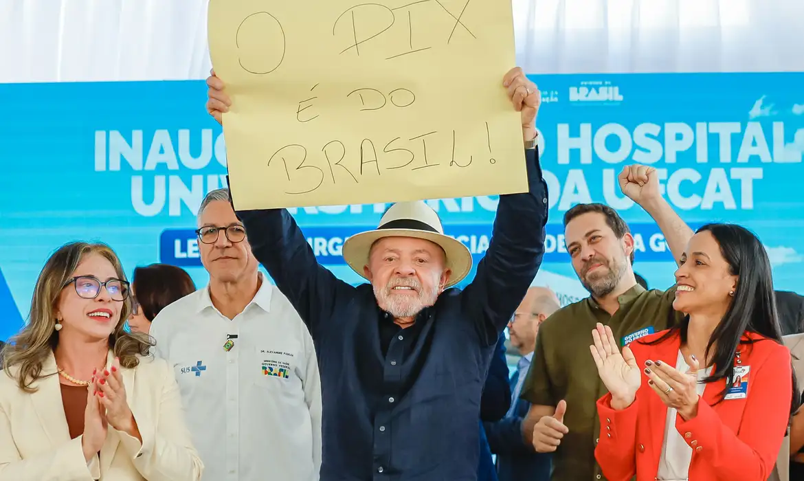 Lula defende o Pix e diz que Brasil não aceita ser tratado como "republiqueta de banana"