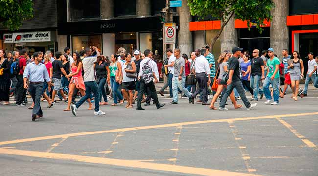 Brasil alcança maior IDH da história e entra pela primeira vez na faixa de desenvolvimento humano "muito alto"