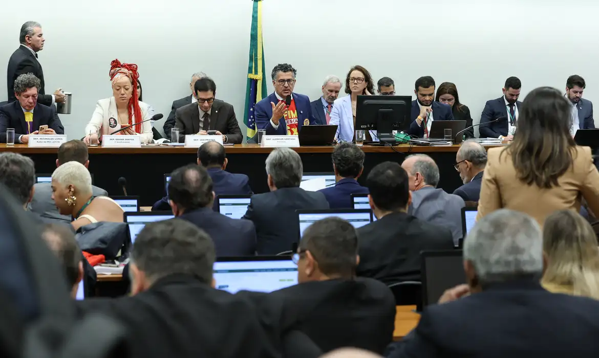 Comissão da Câmara retoma análise da PEC do fim da escala 6x1