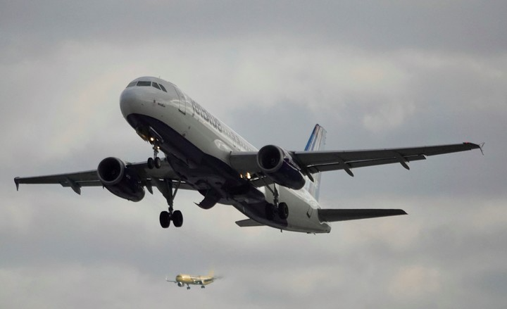 La FAA investiga un incidente aéreo entre un vuelo de JetBlue y una avioneta cerca de Miami