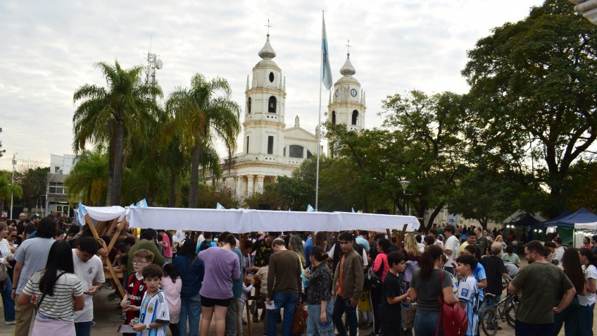 Intercambio de figuritas en Plaza Mitre: Goya vivió la “pasión mundial” con Hormaechea