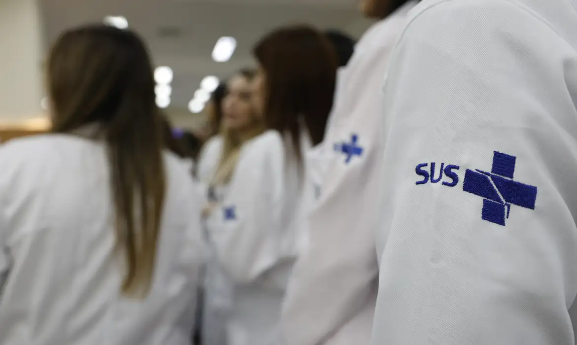 Senado aprova em comissão piso salarial de R$ 13.662 para médicos e dentistas