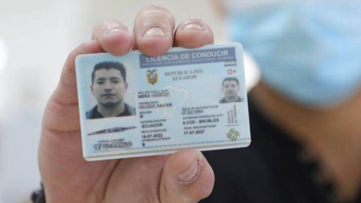 Ecuador: desde el 1 de julio multarán a quienes circulen con licencia caducada tras el fin de la prórroga