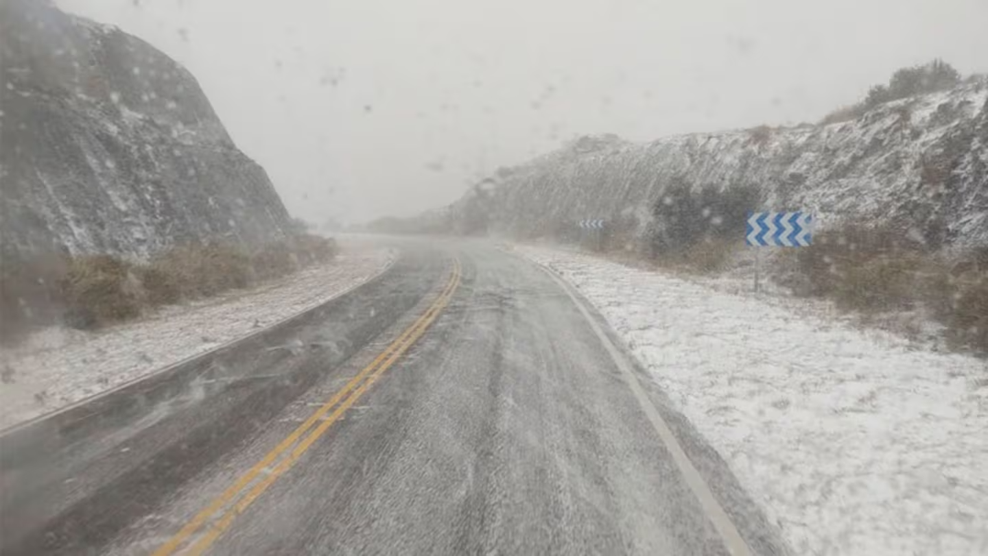 El Camino de las Altas Cumbres sigue cortado por hielo en la ruta y evalúan cuándo reabrirlo