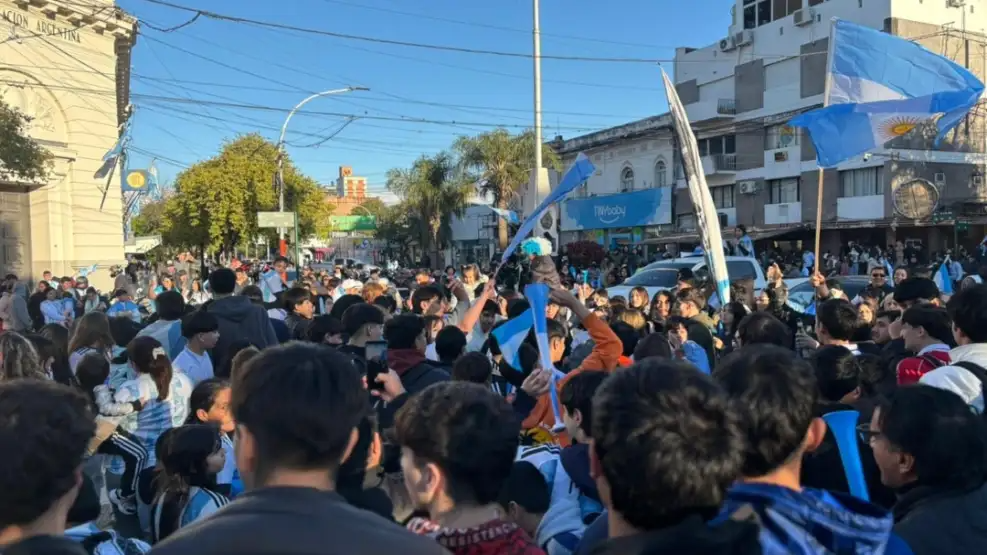 Resistencia celebró la clasificación de Argentina con una multitudinaria caravana en el centro