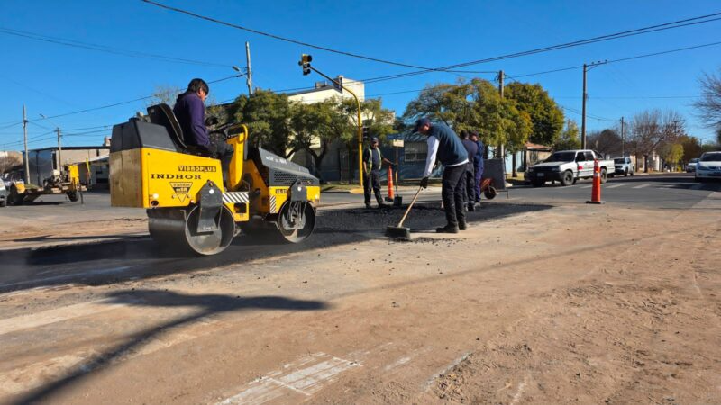 Santa Rosa refuerza la seguridad vial con señalización y bacheo en múltiples barrios: todos los detalles