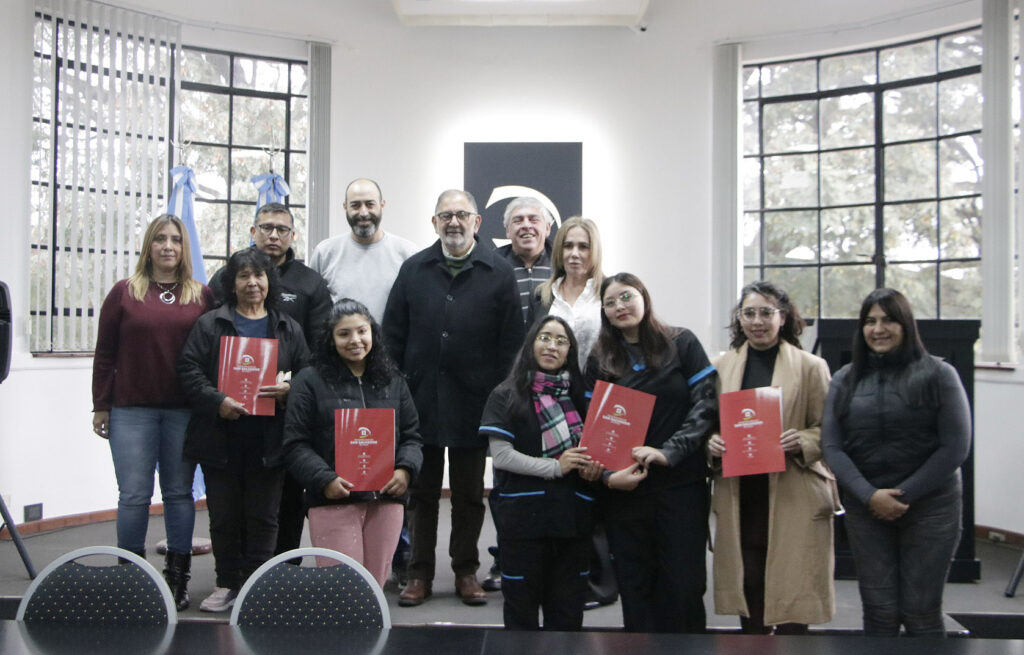 El intendente entregó vouchers a los ganadores del concurso TikTok Viaje en Familia