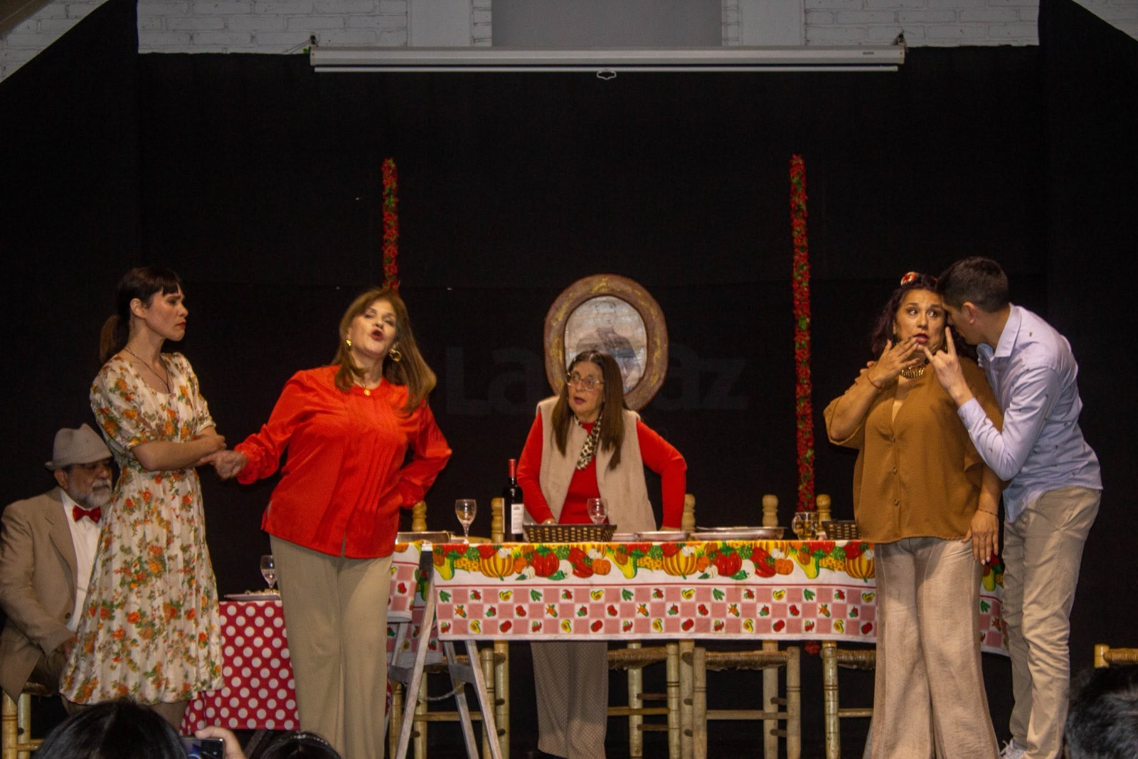 A sala llena, “El Gordo, una familia muy alocada” volvió a conquistar al público paceño