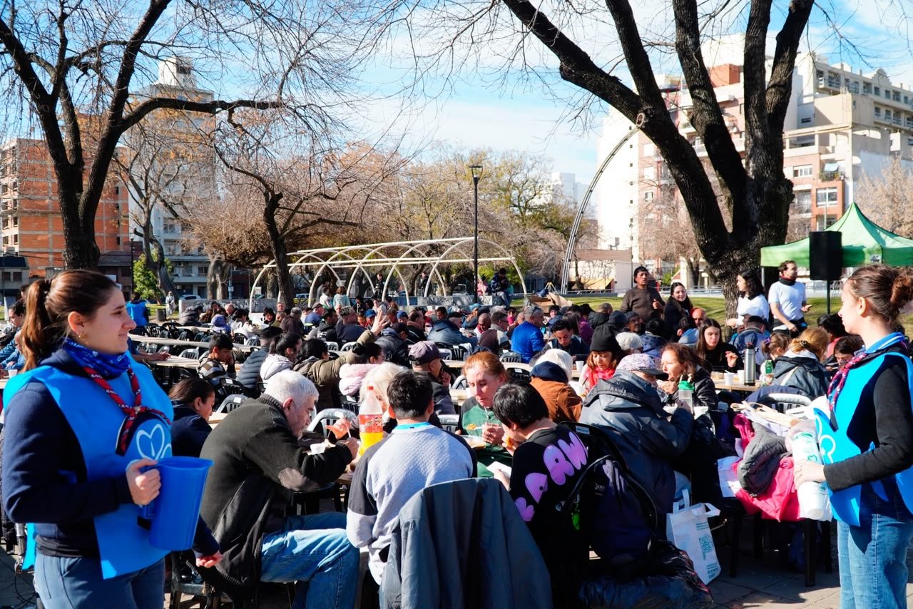 La Plata realizó una jornada solidaria para asistir a personas en situación de calle durante el invierno