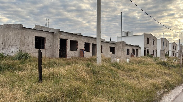 Bahía Blanca: la Provincia finalizará 36 viviendas paralizadas por el Gobierno nacional