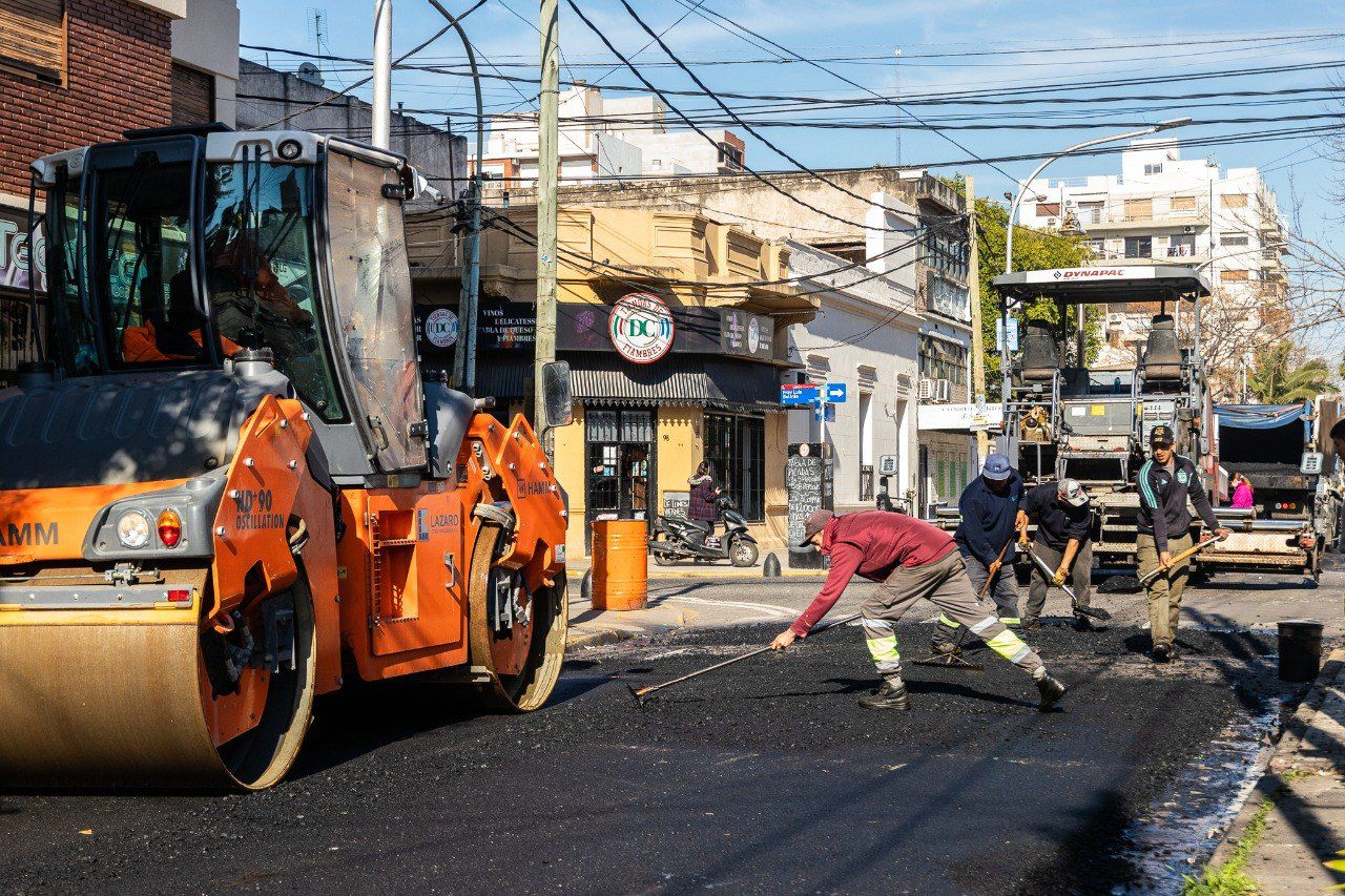 Continúa la ejecución del Plan de Pavimentación 2026-2027 en el Centro Comercial de Escalada