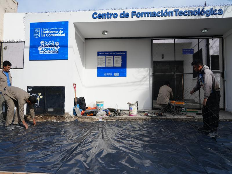 Lomas de Zamora avanza con nuevas obras de veredas en distintos barrios del distrito