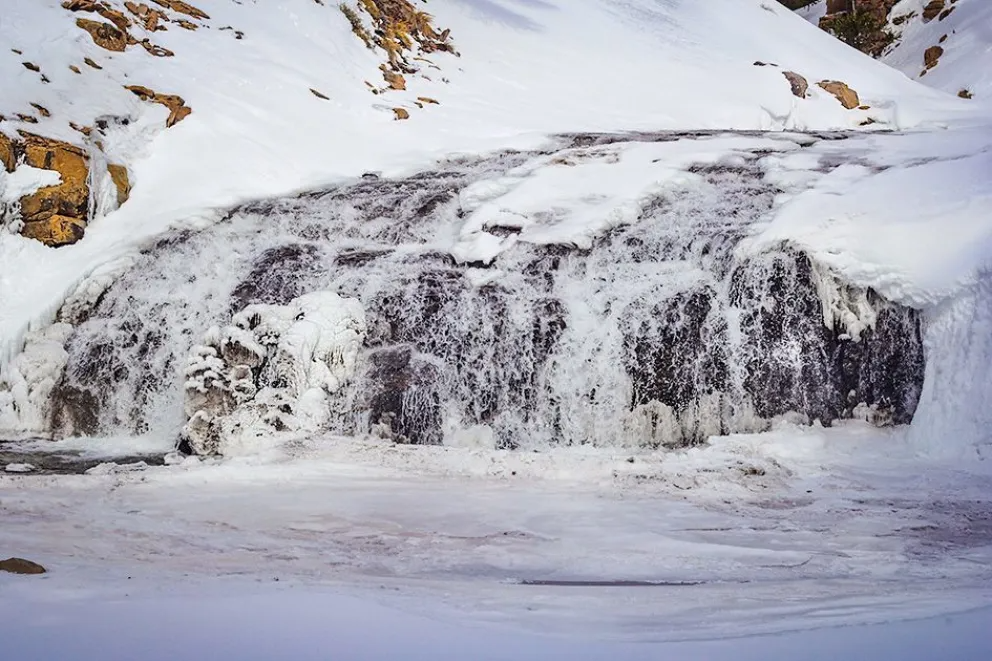 Cascada Escondida, el atractivo invernal que invita a descubrir Primeros Pinos bajo la nieve