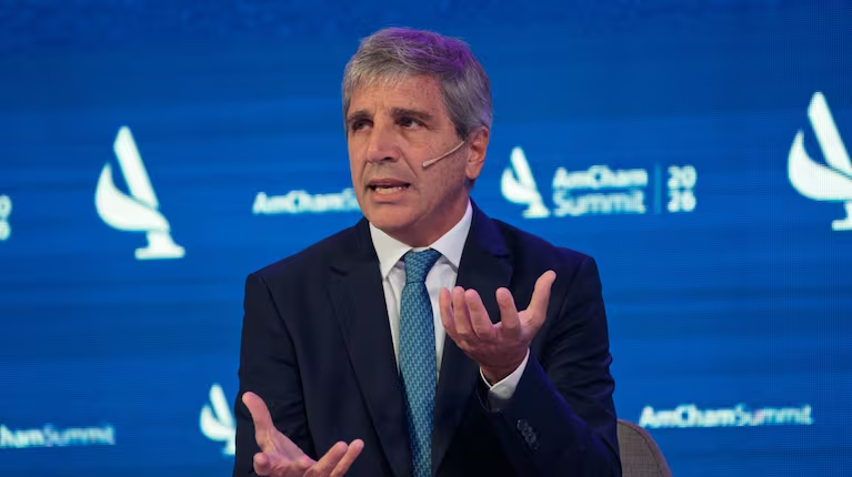 Caputo presentó la estrategia financiera para 2027 y afirmó que volver a los mercados "no es un objetivo"