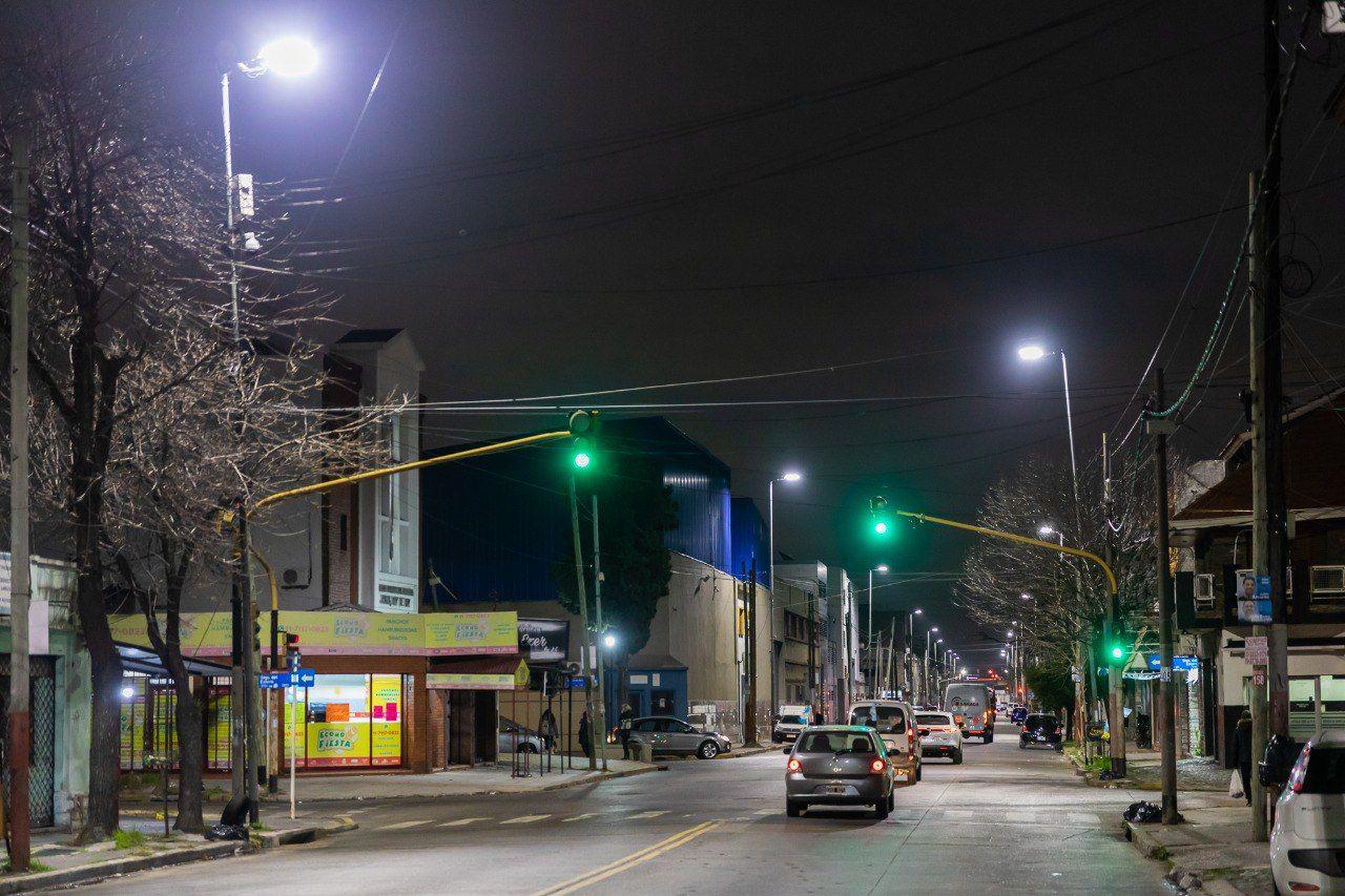 Siguen las tareas de repotenciación de luminarias en diversas avenidas de Lanús