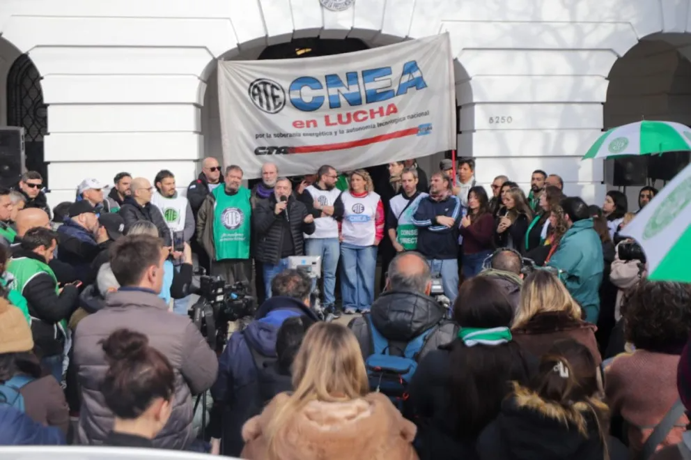 ATE realiza un paro y protesta por despidos en la CNEA