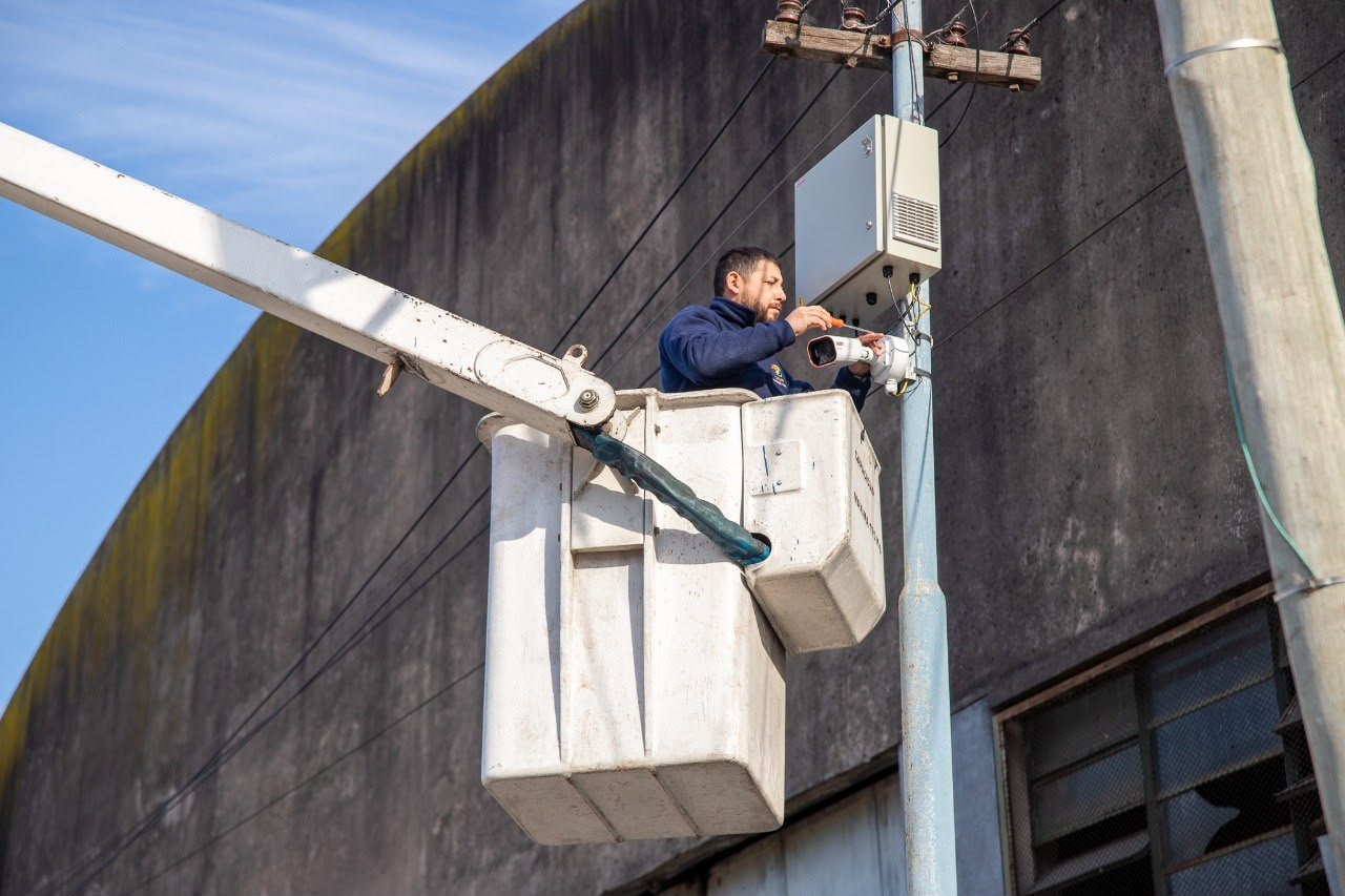 Sigue la instalación de nuevas cámaras de videovigilancia en Lanús Este