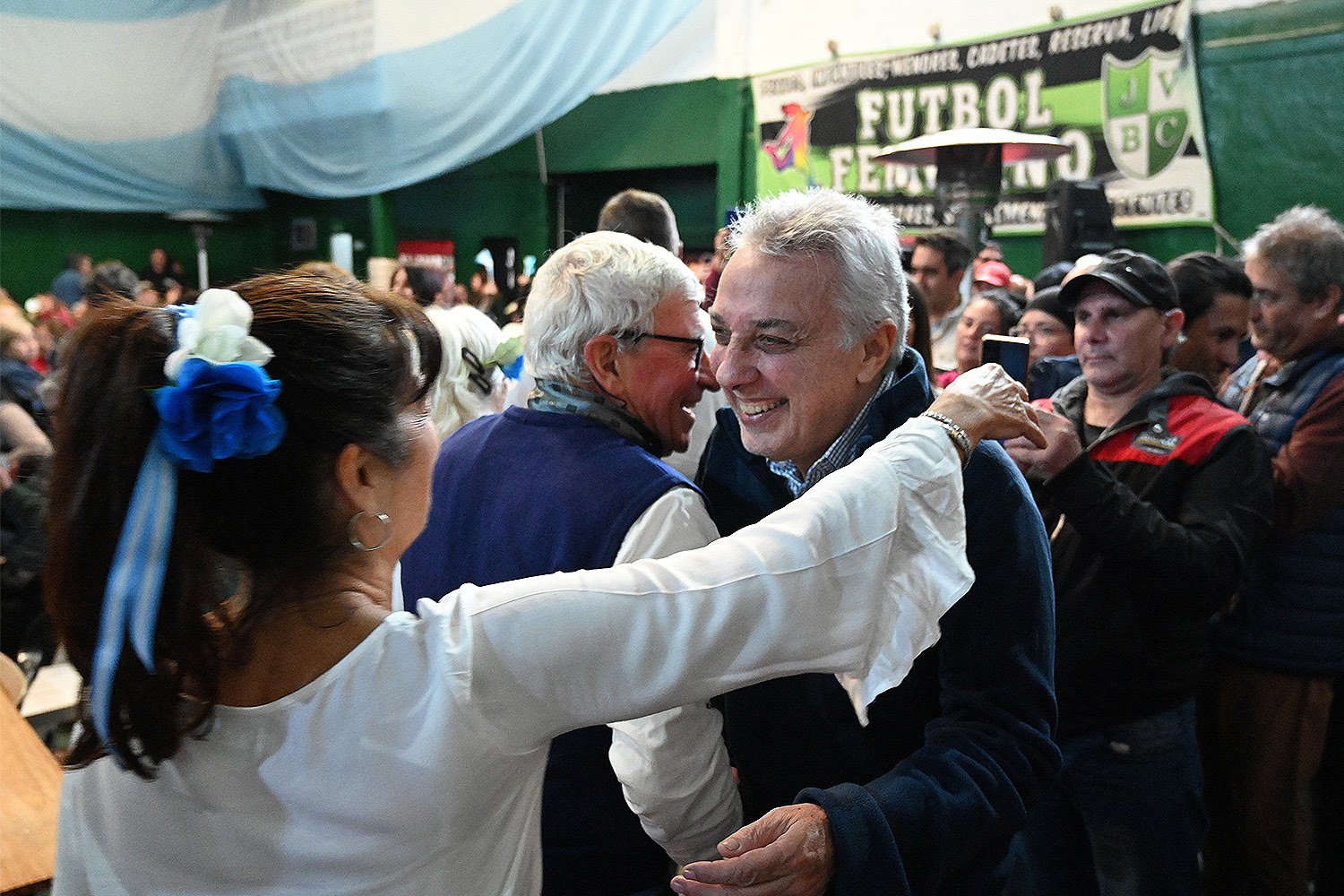 Julio Zamora acompañó la celebración por el Día de la Independencia junto a centenares de vecinos en Troncos del Talar