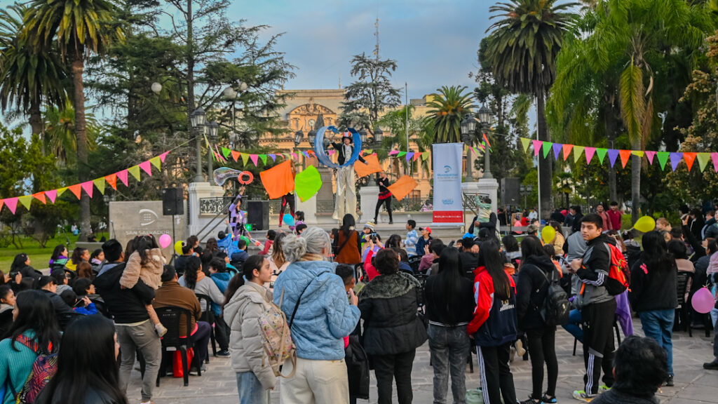 "Vacaciones con Chulo": humor, circo y gran convocatoria en la Glorieta de Plaza Belgrano