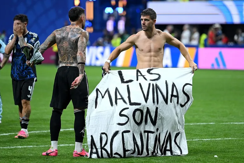La Selección argentina cerró el triunfo ante Inglaterra con una bandera por Malvinas
