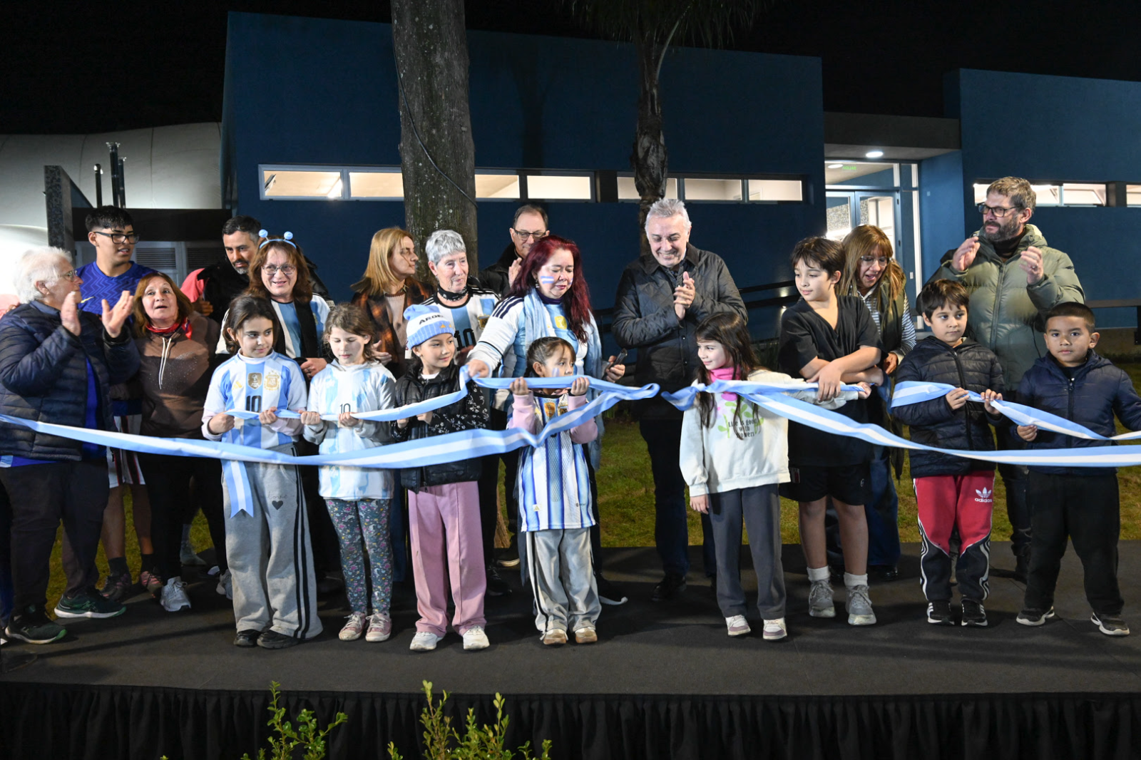 En el Talar, Julio Zamora inauguró los nuevos vestuarios del natatorio del Polideportivo Delfo Cabrera