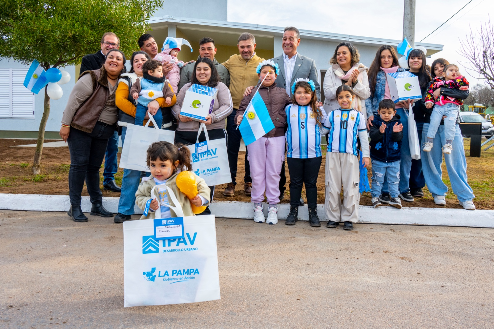 Monte Nievas: entregaron 4 viviendas y anunciaron la construcción de 2 nuevas unidades