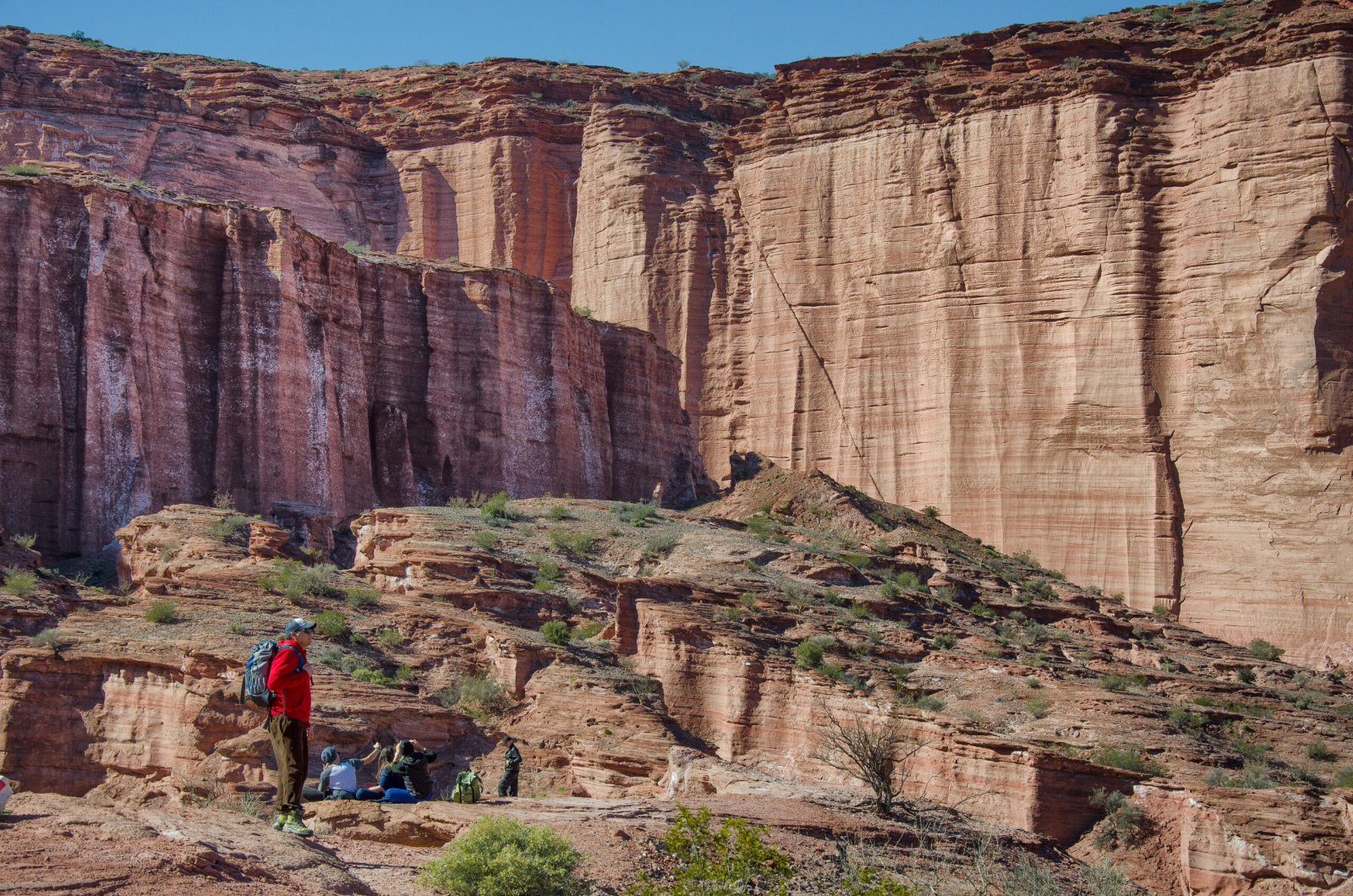 Talampaya invita a descubrir Los Balcones con un trekking entre paisajes únicos de La Rioja