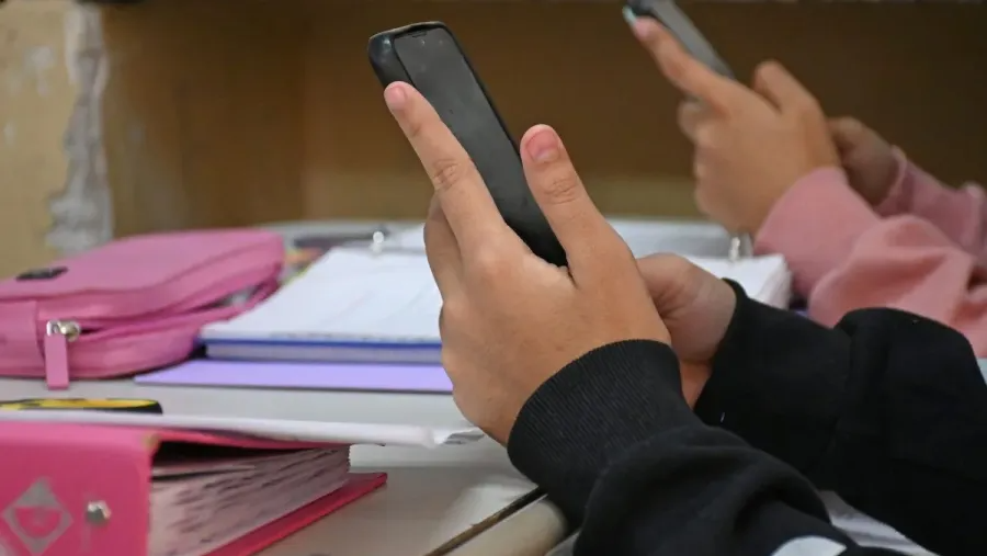 Córdoba limitará el uso de celulares en escuelas municipales: cuándo entra en vigencia la medida