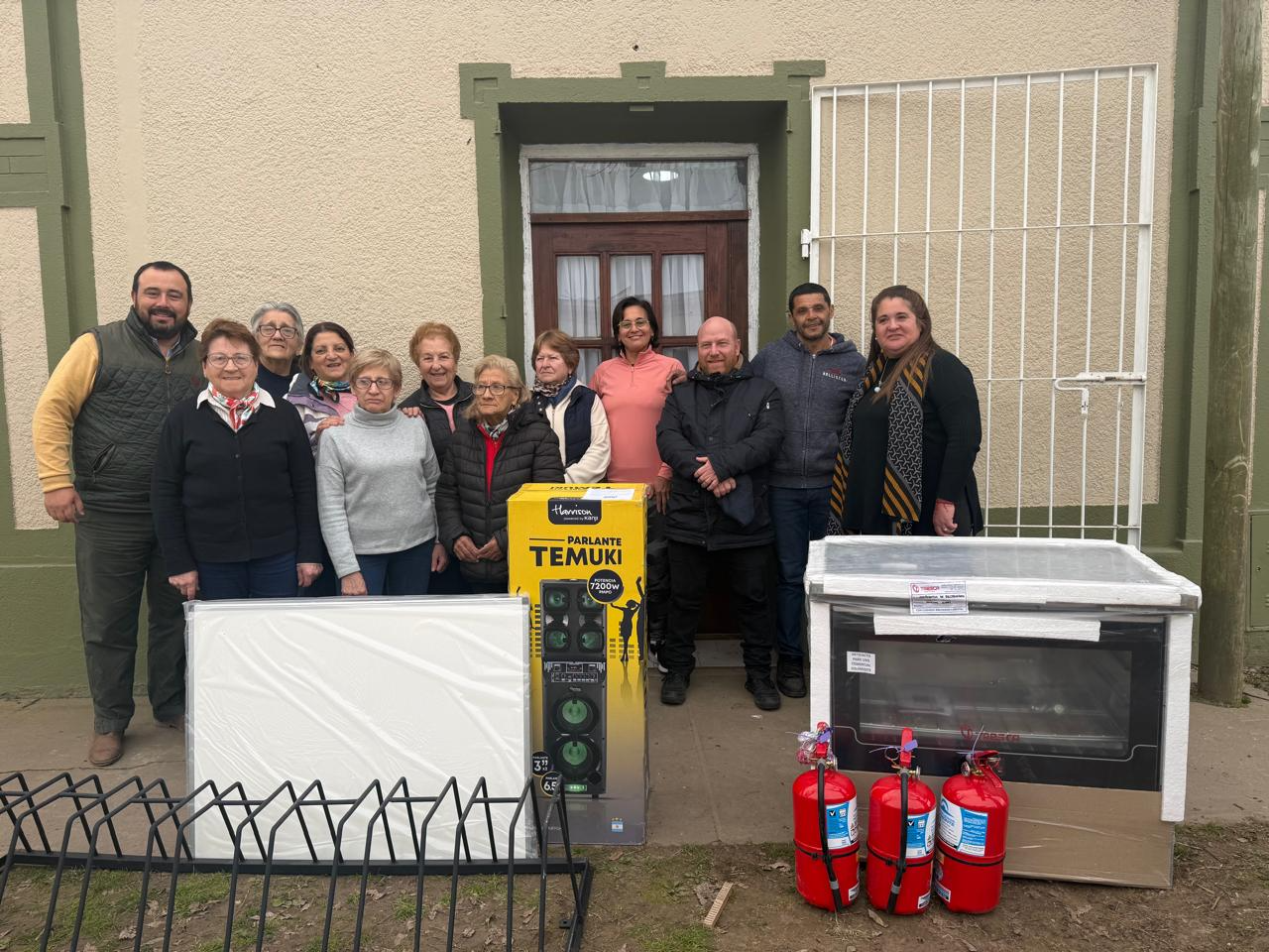 El municipio apoya a instituciones locales: entregó equipamiento al Club de Jubilados de General Pirán