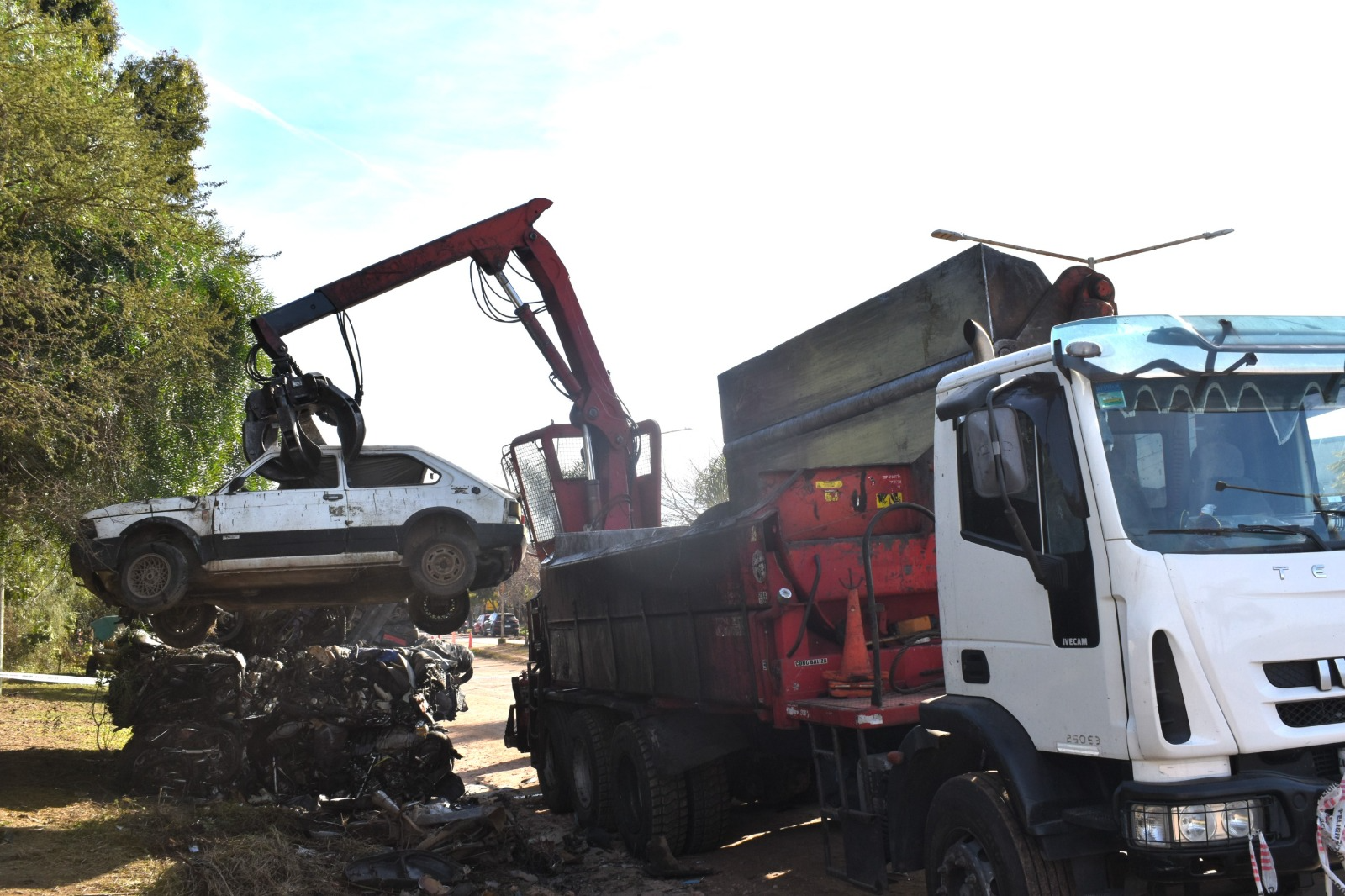 El Municipio de Colón inició la compactación de vehículos retenidos y abandonados
