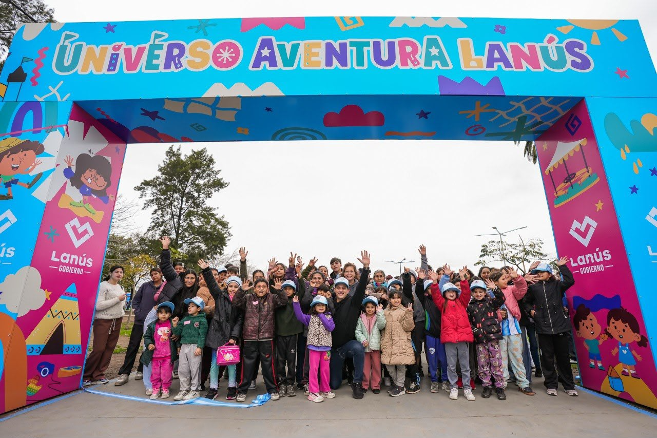 Julián Álvarez encabezó la apertura del parque "Universo Aventura Lanús" para las vacaciones de invierno