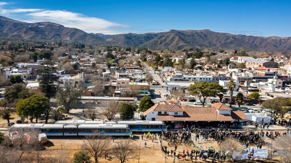 El tren más barato de Argentina: cuesta menos que un café y atraviesa sierras ocultas