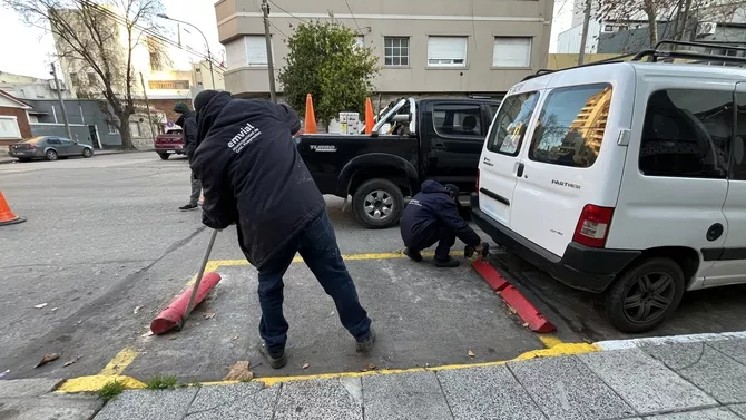 Mar del Plata retira elementos ilegales que reservan estacionamiento: cómo denunciar